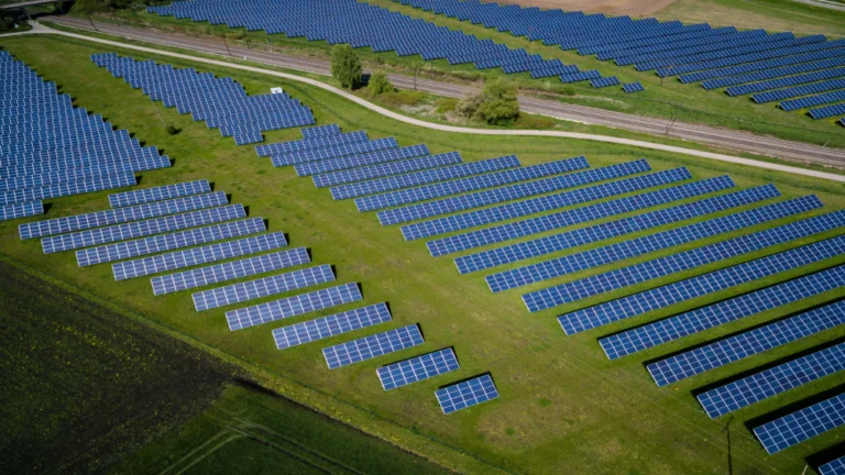 Saulės elektrinių parkai: Ateities energijos šaltinis